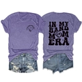 Détail recto verso du t-shirt violet In My Band Mom Era avec un short en jean délavé - Violet (Imprimé Noir)