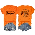 Détail du t-shirt orange avec imprimé graphique crazy proud swim mom always loud au dos - Orange (Police Noire)