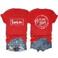 Détail de t-shirts rouges en coton avec imprimé swim mom blanc et set de shorts denim - Rouge (Police Blanche)