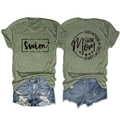 Détail d'un t-shirt vert avec imprimé Swim Mom et d'un short en jean vieilli - Vert Olive (Police Noire)