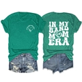 Détails avant et arrière du T-shirt vert avec imprimé musical Band Mom Era et cœur - Vert Foncé (Impression Blanche)