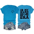Détail recto-verso du t-shirt bleu en coton avec imprimé In My Band Mom Era - Bleu Lac (Impression Noire)
