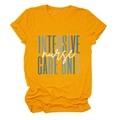 Detail van mosterdgeel katoenen T-shirt met intensive nurse care unit print en de stof - S / Mosterdgeel