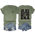 Vues avant et arrière du t-shirt In My Band Mom Era avec motif de note de musique - Vert Olive (Imprimé Noir)