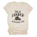 Detail van de 'I'm a Hooker' tekst en haakillustratie op het havermoutkleurige T-shirt - S / Zand (Zwart Lettertype)