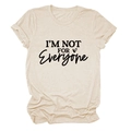 Close-up van beige katoenen T-shirt met I'M NOT FOR EVERYONE tekst en hartje-symbool - S / Zand (Zwart Lettertype)