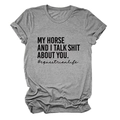 Dettaglio della t-shirt grigia con divertente slogan equestre e trama del tessuto morbido - S / Grigio Scuro (Font Nero)
