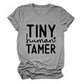 Detailopname van grijs T-shirt met zwarte TINY human TAMER tekstprint en hartje decoratie - S / Zwart Lettertype / donkergrijs