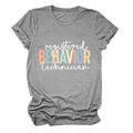 Dettaglio della t-shirt grigia a girocollo con stampa colorata Registered Behavior Technician - S / Grigio Scuro (Lettere Bianche)