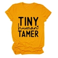 Detail van de Tiny Human Tamer slogan op geel katoenen t-shirt met opgerolde mouwen - S / Zwart Lettertype / Mosterdgeel
