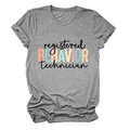 Dettaglio della scritta Registered Behavior Technician su una t-shirt grigia in cotone - S / Grigio Scuro (Lettere Nere)