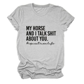 Flach liegendes graues T-Shirt mit Rundhalsausschnitt und My Horse and I Aufdruck - Hellgrau (Schwarze Schrift)