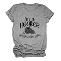 Detail van grijs T-shirt met I'm a Hooker breigrafiek en zachte katoenen textuur - S / Donkergrijs (Zwart Lettertype)