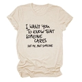 Detail van beige T-shirt met ronde hals, cursieve tekstprint en opgerolde mouwzomen - S / Zand (Zwart Lettertype)
