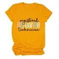Dettaglio della stampa registered behavior technician su una maglietta in cotone senape - S / Giallo Senape (Lettere Nere)