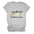 Détail du t-shirt gris à col rond avec motif imprimé Registered Behavior Technician - S / Gris Clair (Lettres Noires)