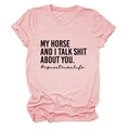 Detail eines rosa T-Shirts mit dem Spruch 'My Horse and I Talk Shit About You' und Druck - Rosa (Schwarzer Druck)