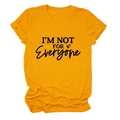 Detail van geel katoenen T-shirt met I'M NOT FOR EVERYONE tekst en hartvormige print - S / Mosterdgeel (Zwarte Tekst)