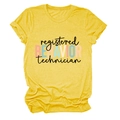 Détail d'un t-shirt jaune à col rond avec texte Registered Behavior Technician imprimé - S / Jaune (Lettres Noires)
