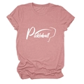 Dettaglio della t-shirt Pickleball rosa cipria che mostra il cotone e la stampa bianca - Oro Rosa (Font Bianco)