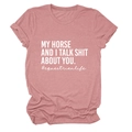 Detail eines rose-pinkfarbenen Baumwoll-T-Shirts mit Reiterspruch auf weißem Grund - Roségold (Weiße Schrift)