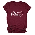 Dettaglio di una t-shirt bordeaux da pickleball con grafica di racchette e maniche arrotolate - Rosso Vino (Font Bianco)