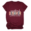Détail d'un t-shirt bordeaux avec imprimé Registered Behavior Technician coloré - S / Rouge Vin (Lettres Blanches)