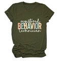 Détail d'un t-shirt vert olive avec l'impression Registered Behavior Technician - S / Vert Armée (Lettres Blanches)