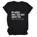 Flach liegendes schwarzes T-Shirt aus Baumwolle mit Reitsport-Slogan und weißer Schrift - Schwarz (Weiße Schrift)