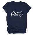 Dettaglio della t-shirt blu scuro Pickleball con grafica bianca stampata su tessuto cotone - Blu Navy (Font Bianco)