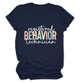 T-shirt bleu marine Registered Behavior Technician avec texte coloré en coton confortable - S / Bleu Marine (Lettres Blanches)