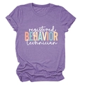 Vue détaillée du t-shirt violet RBT avec impression graphique pastel et col rond doux - S / Violet (Lettres Blanches)