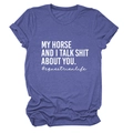 Detail eines lila melierten Rundhals-T-Shirts mit My Horse and I Talk Shit About You Aufdruck - Retro Blau (Weiße Schrift)
