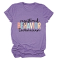 Détail de l'imprimé Registered Behavior Technician sur t-shirt lilas à col rond - S / Violet (Lettres Noires)