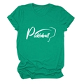Dettaglio maglietta verde Pickleball con stampa artistica del logo su morbido cotone puro - Verde Scuro (Font Bianco)