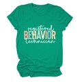 Détail du t-shirt en coton vert émeraude avec imprimé Registered Behavior Technician - S / Vert Foncé (Lettres Blanches)