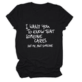 Dettaglio dello slogan bianco scritto a mano sulla t-shirt estiva nera in cotone a girocollo - Nero (Font Bianco)