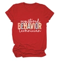 Détail d'un t-shirt en coton rouge avec texte Registered Behavior Technician blanc - S / Rouge (Lettres Blanches)