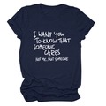 Dettaglio della maglietta in cotone blu navy con slogan bianco scritto a mano sul petto - Blu Navy (Font Bianco)