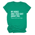 Nahaufnahme von grünem T-Shirt mit Aufdruck My Horse and I Talk Shit About You - Dunkelgrün (Weiße Schrift)