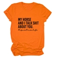 Detail eines weichen orangen Baumwoll-T-Shirts mit My Horse and I Talk Shit About You Spruch - Orange (Schwarze Schrift)