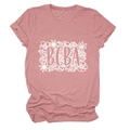 Dettaglio della stampa floreale BCBA su t-shirt rosa polvere con trama a maglia - S / Oro Rosa (Testo Bianco)
