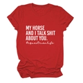 Detailansicht eines roten Baumwoll-T-Shirts mit dem weißen My Horse And I Aufdruck - Rot (Weiße Schrift)