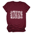 Dettaglio della stampa floreale bianca BCBA sul tessuto bordeaux della T-shirt - S / Rosso Vino (Testo Bianco)