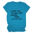 Dettaglio della t-shirt girocollo verde petrolio con stampa grafica I Want You To Know - Blu Lago (Font Nero)