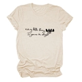 Detail von Vogelsilhouetten und Kalligrafie-Druck auf beigem Baumwoll-T-Shirt - S / Sand (Schwarzer Text)