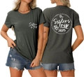 Detalle de camiseta gris oscuro Sisters Trip 2025 con estampado delantero y trasero - S / Gris Oscuro (Letras Blancas)
