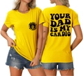 Détails avant et arrière du t-shirt jaune en coton avec imprimé Your Dad Is My Cardio - Jaune (Graphique Noir)