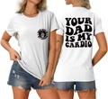 Détails avant et arrière du T-shirt blanc avec imprimé 'YOUR DAD IS MY CARDIO' et logo - Blanc (Graphique Noir)