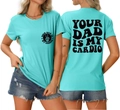 Détails avant et arrière du t-shirt turquoise avec impression YOUR DAD IS MY CARDIO - Bleu Eau Profonde (Graphique Noir)